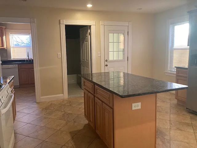 2 bed, 1200 sqft, $2,300 — Photo 2