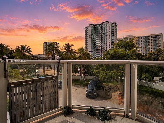 3rd image of 100 Bayview Dr APT 205