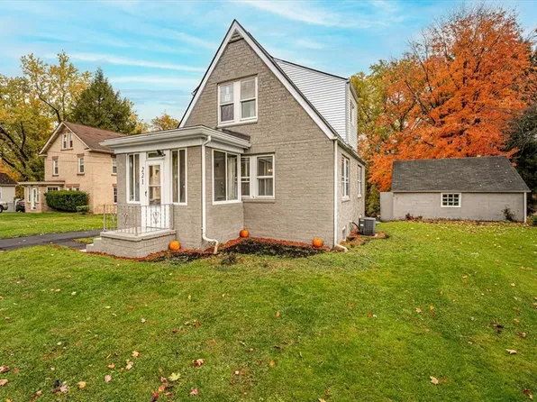 221 Garden Ave, Grove City, PA 16127