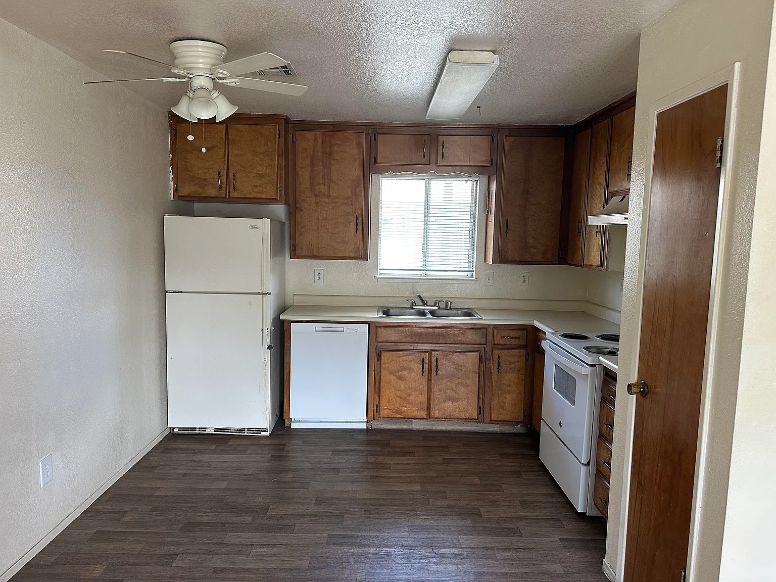 2 bed, 850 sqft, $1,650 — Photo 2
