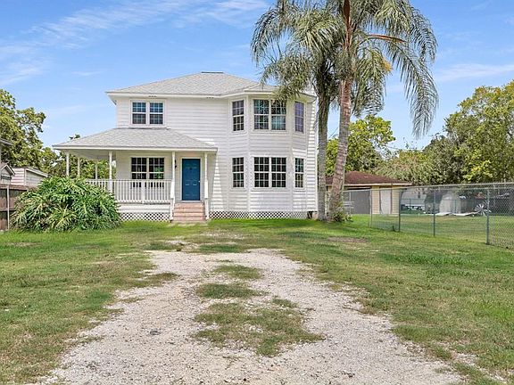 3rd image of 704 Mimosa St