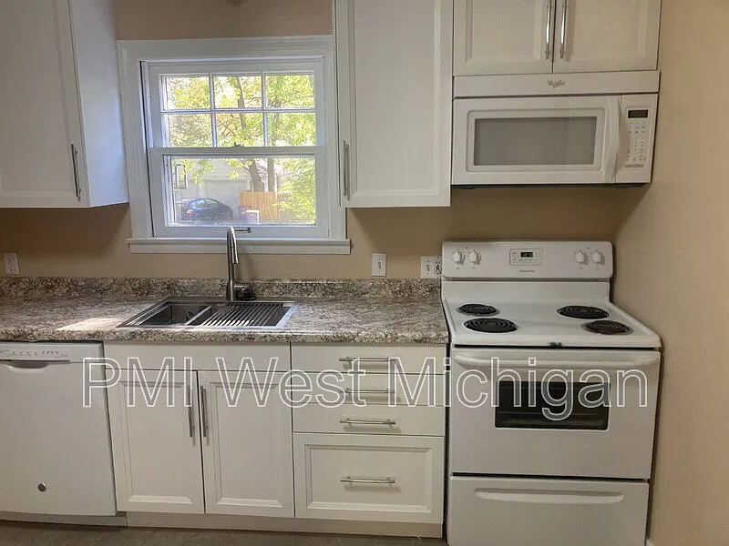 4 bed, 2.0 bath, 2015 sqft, $2,150 — Photo 3