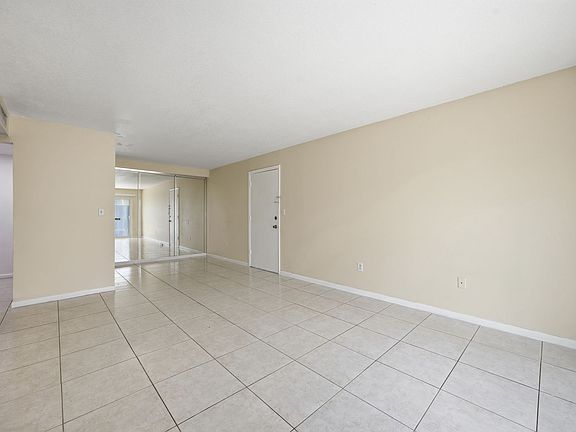 2nd image of 925 W Oak Ridge Rd APT C