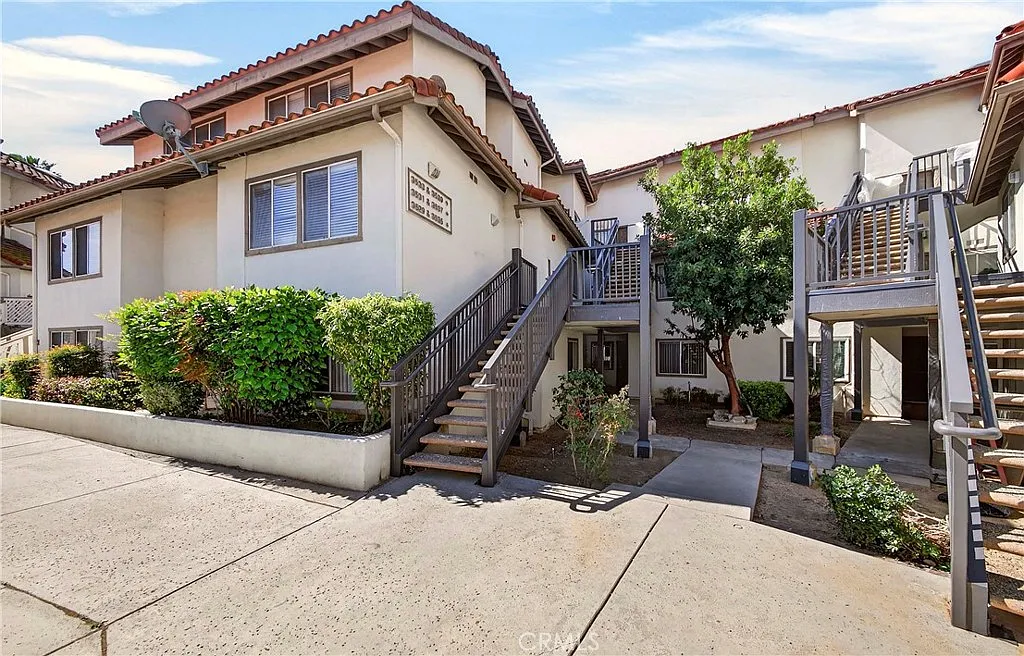 2 bed, 930 sqft, $2,600 — Photo 1