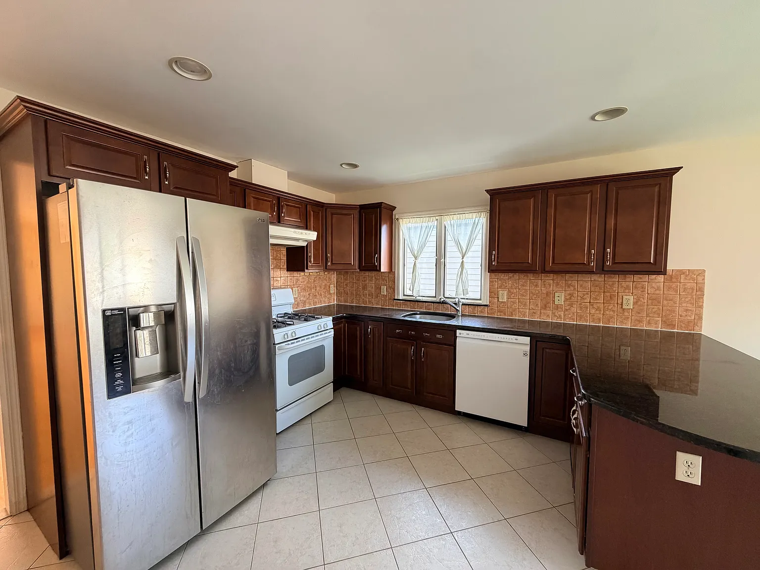 3 bed, 1800 sqft, $3,300 — Photo 3