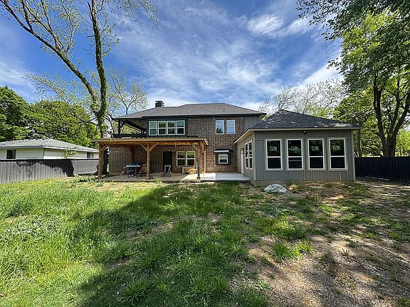 3rd image of 101 1/2 Shoreway Cir