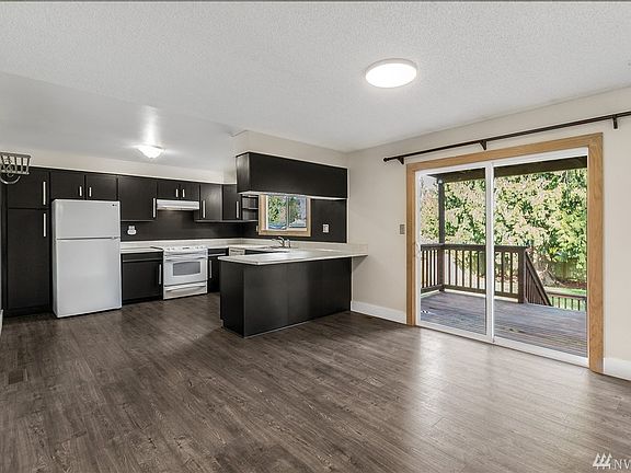 Spacious open kitchen, great for gatherings with family and friends.