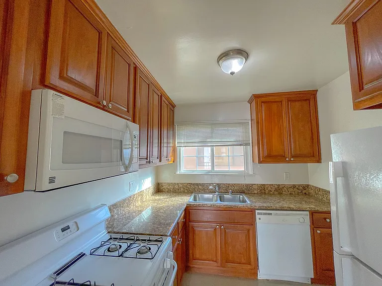 Eastborne Apartments — Photo 5