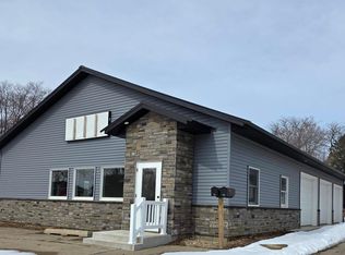 712 E Main St, New Hampton, IA