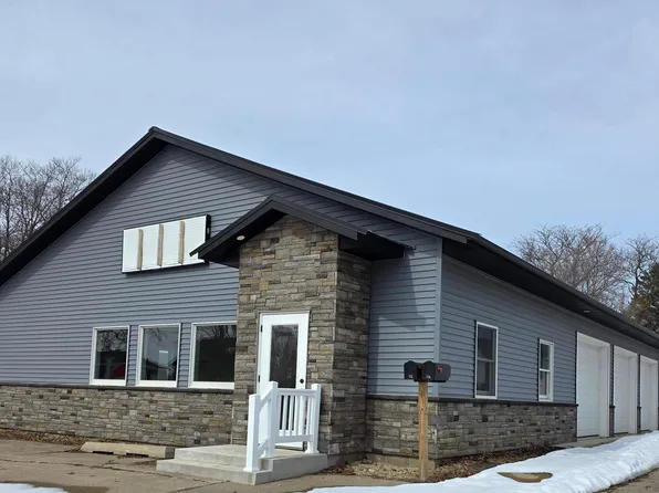 712 E Main St, New Hampton, IA 50659