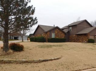 6112 N Lakeway Dr, Warr Acres, OK 73132