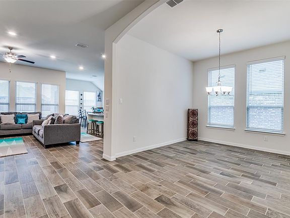 5th image of 1365 Lake Grove Dr