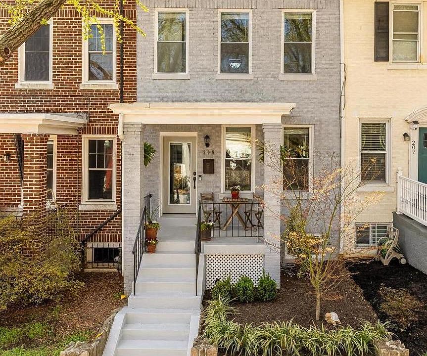 1st image of 209 Cromwell Ter NE