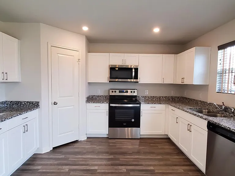 5593 Fox Bluff Dr — Photo 2