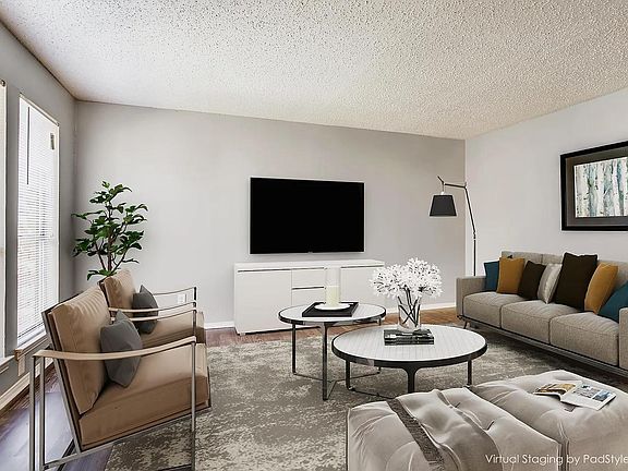 Large Living Spaces-LONDONDERRY OAKS