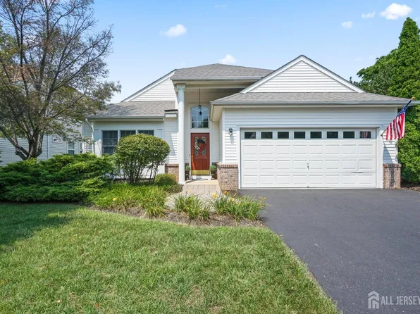 52 Vineyard Ct, Monroe Township, NJ 08831