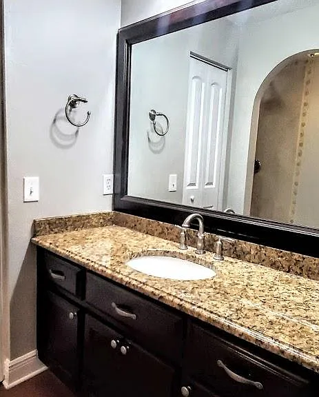 703 Regency Ct — Photo 9