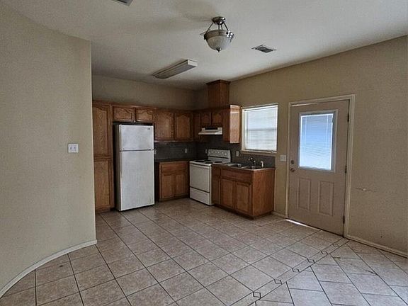 4th image of 2619 Nassau St
