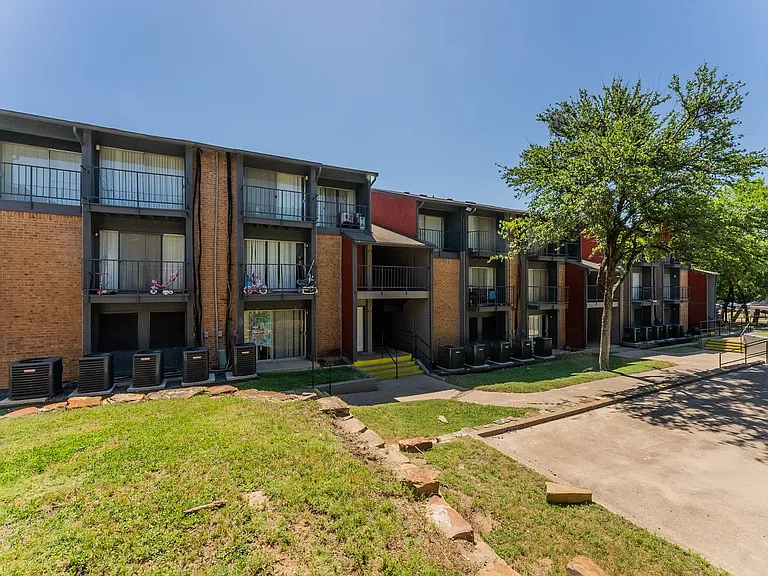 South Crest Apartments: All Bills Paid -Dazzling Dallas Apartments in Quiet Area! — Photo 112