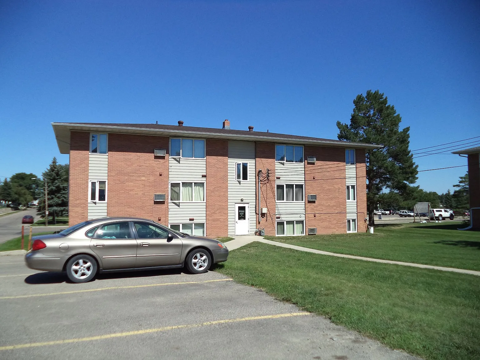 Fairmont Apartments — Photo 2