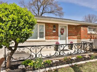 9833 Lakeford Ln, Saint Louis, MO 63123