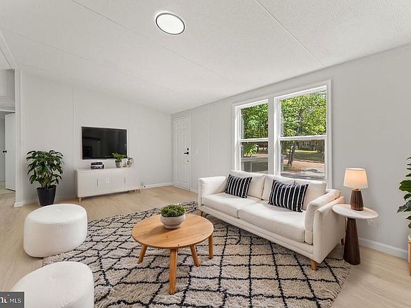 3rd image of 152 Oakland Pl