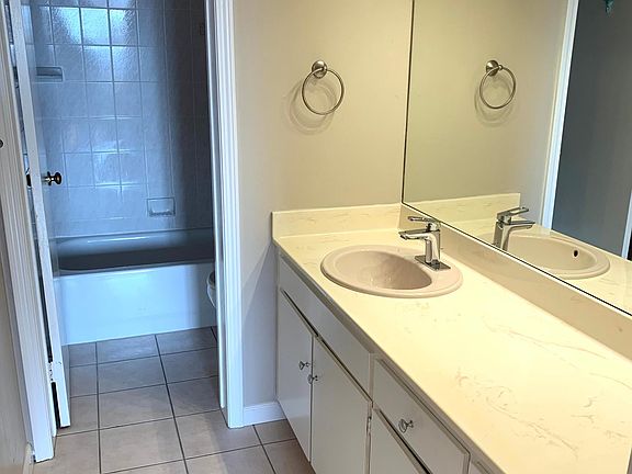 4th image of 1885 Diamond St #303