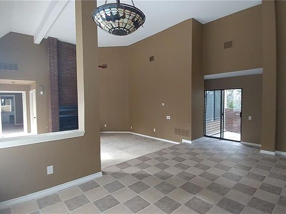 3rd image of 310 Sheridan Trl