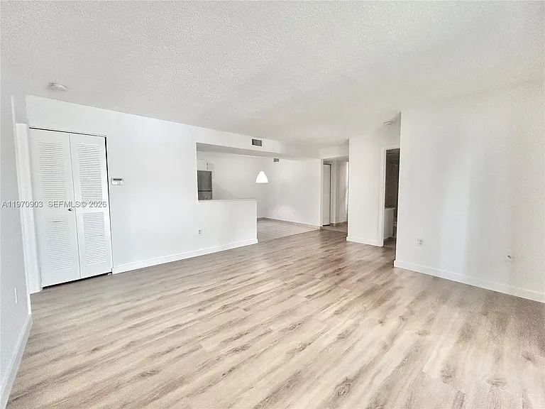400 Palm Cir W #201 — Photo 11