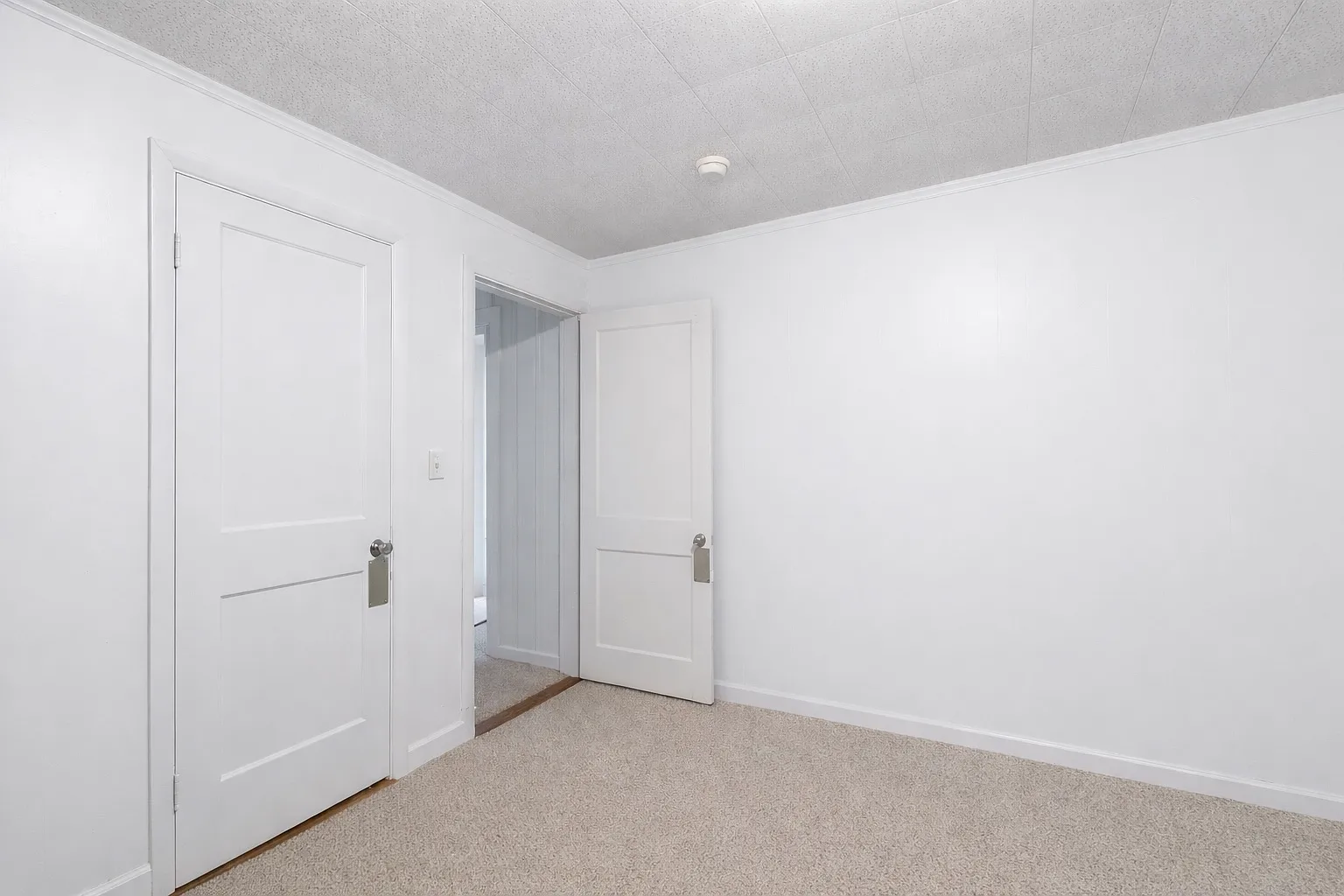 3 bed, 1100 sqft, $1,900 — Photo 3