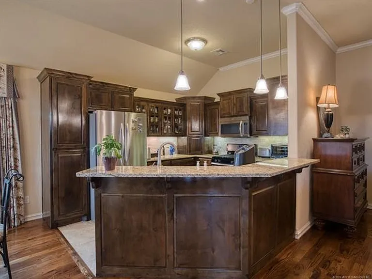 10724 Masters Cir — Photo 7