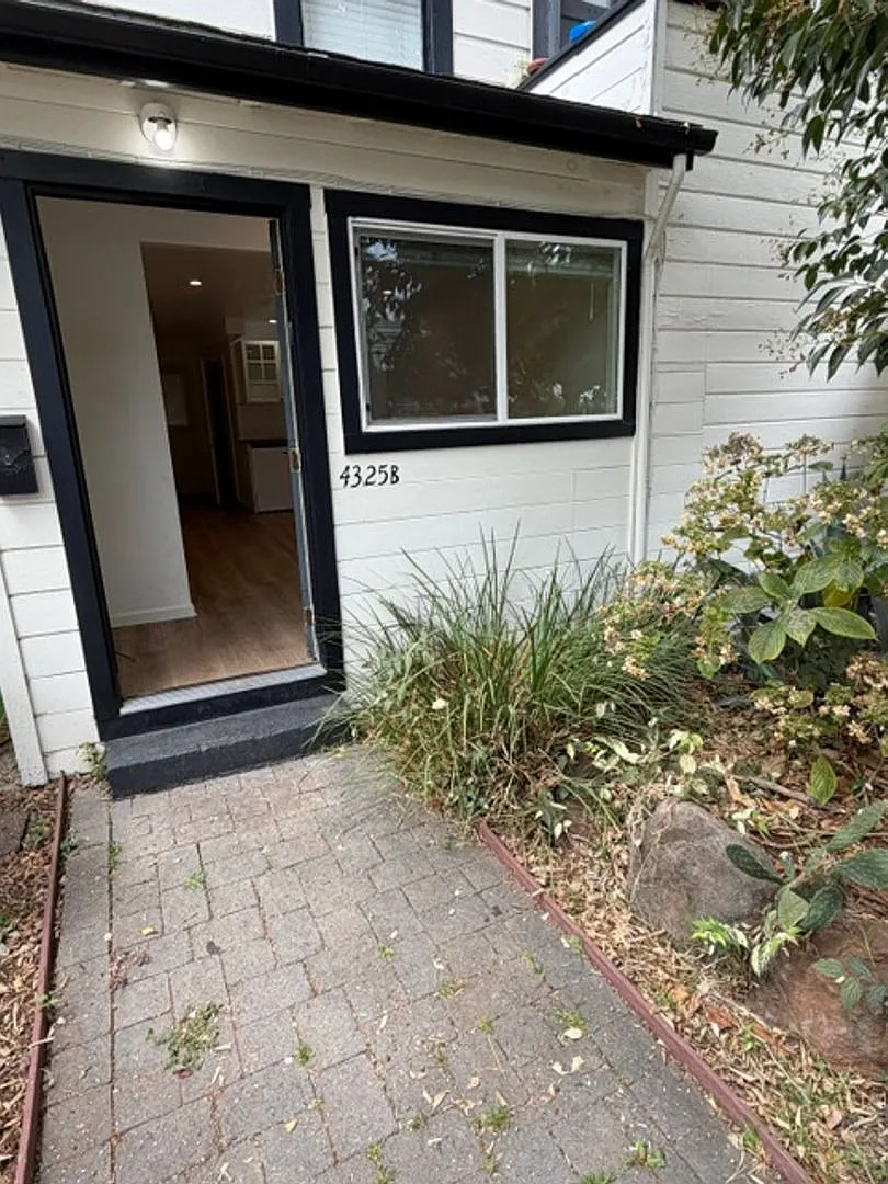 4327 Essex Street — Photo 2