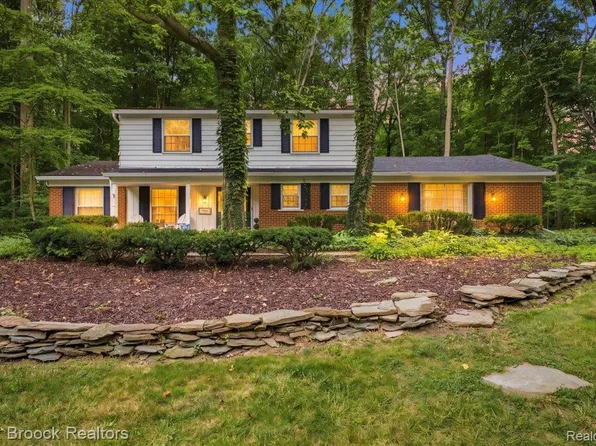 9359 Ivanhoe Dr, Plymouth, MI 48170