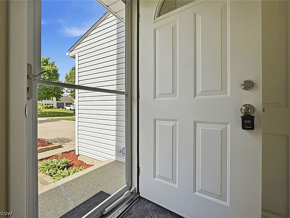 3rd image of 915 Old Farm Trl