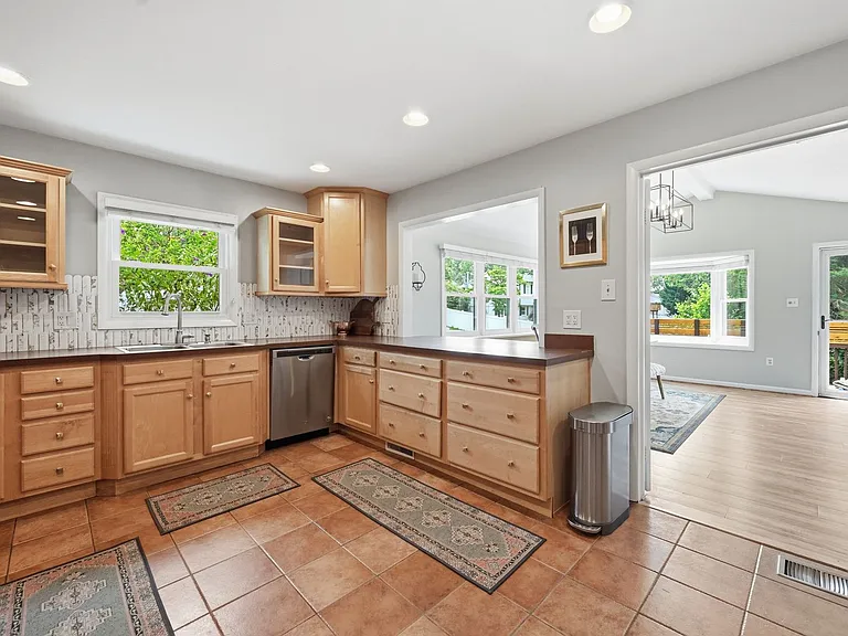 6426 Carriage Dr — Photo 20