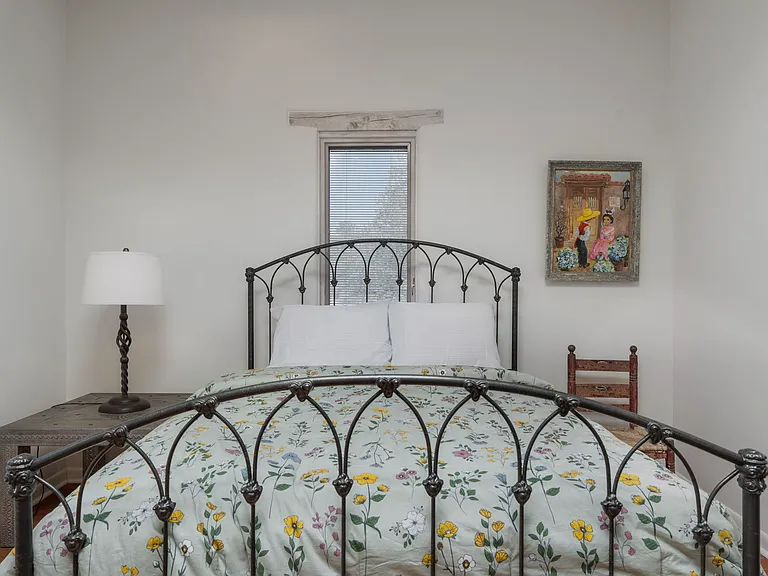 Bedroom 2 / Queen Bed