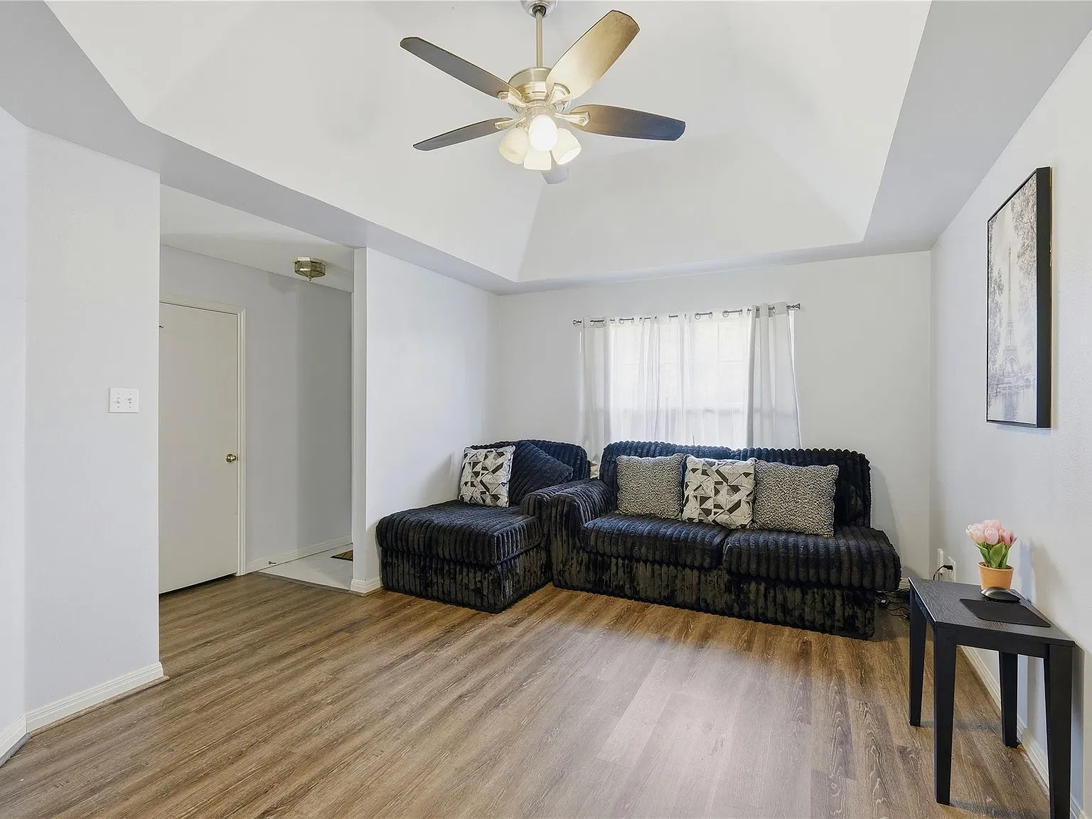 2 bed, 1.0 bath, 886 sqft, $1,780 — Photo 4