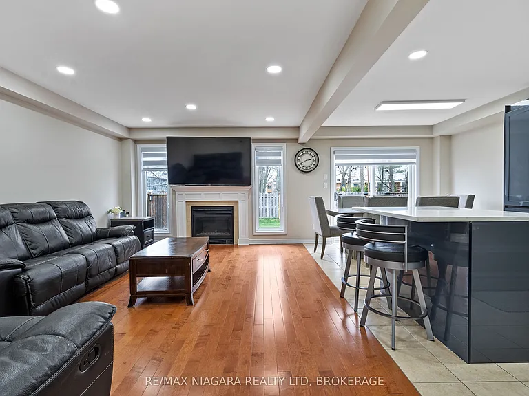 8511 Jennifer Cres — Photo 5