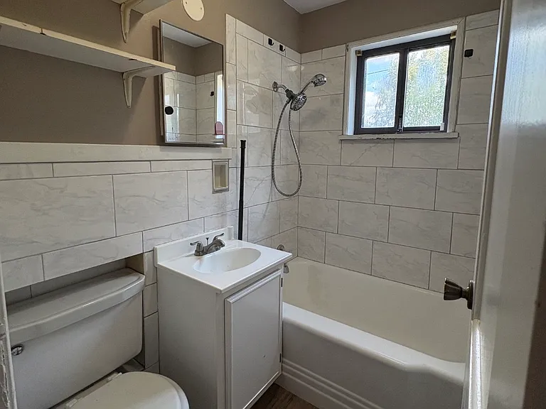 557 Prospect St — Photo 4
