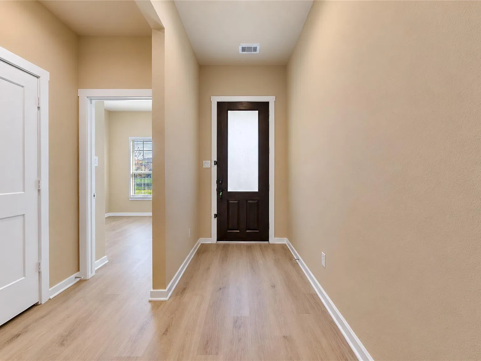 4 bed, 2.0 bath, 1934 sqft, $2,799 — Photo 4
