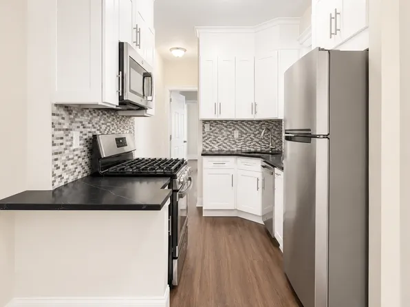 22-36 41st St #1L, Astoria, NY 11105