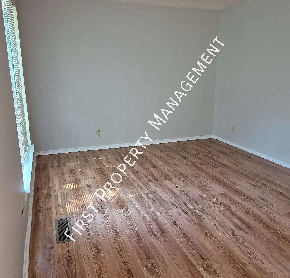 Must See Updated 2 Bedrm 1 Bath — Photo 3