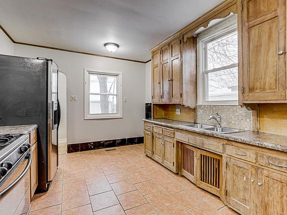 4th image of 3350 Irving Ave N