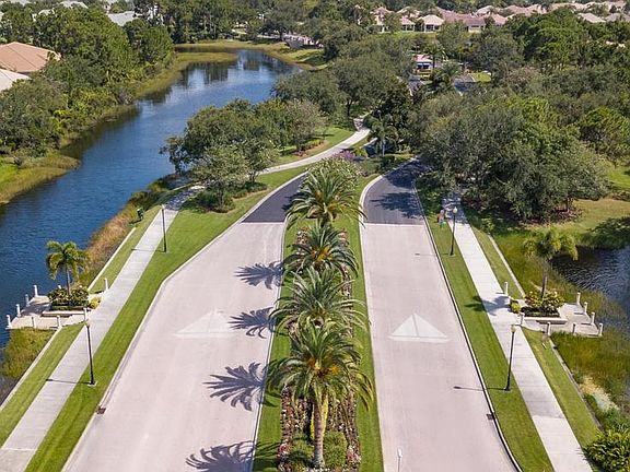 4th image of 617 SW Andros Cir