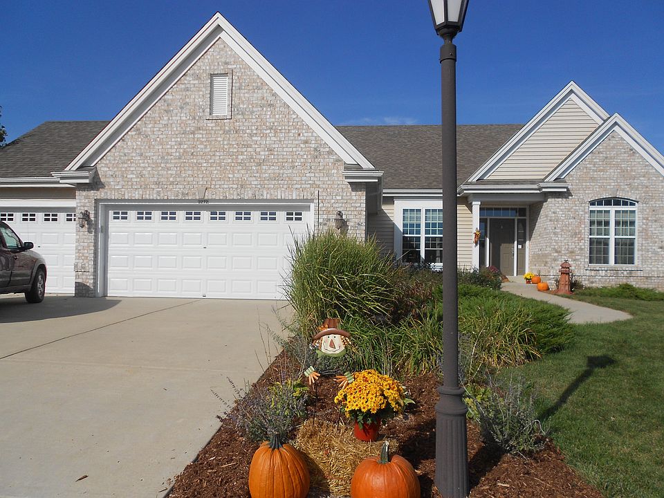 Street view w 3 car garage