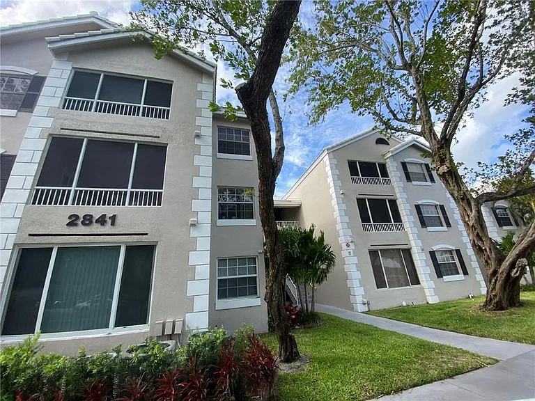 2841 N Oakland Forest Dr #107 — Photo 2