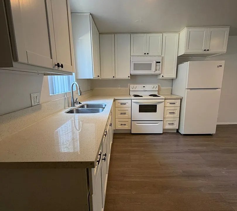 1109-1111 E Ventura St