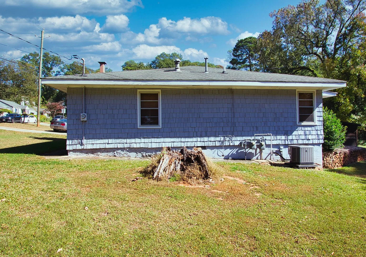 Available Now! 2-Bedroom 2-Bathroom Bungalow — Photo 2