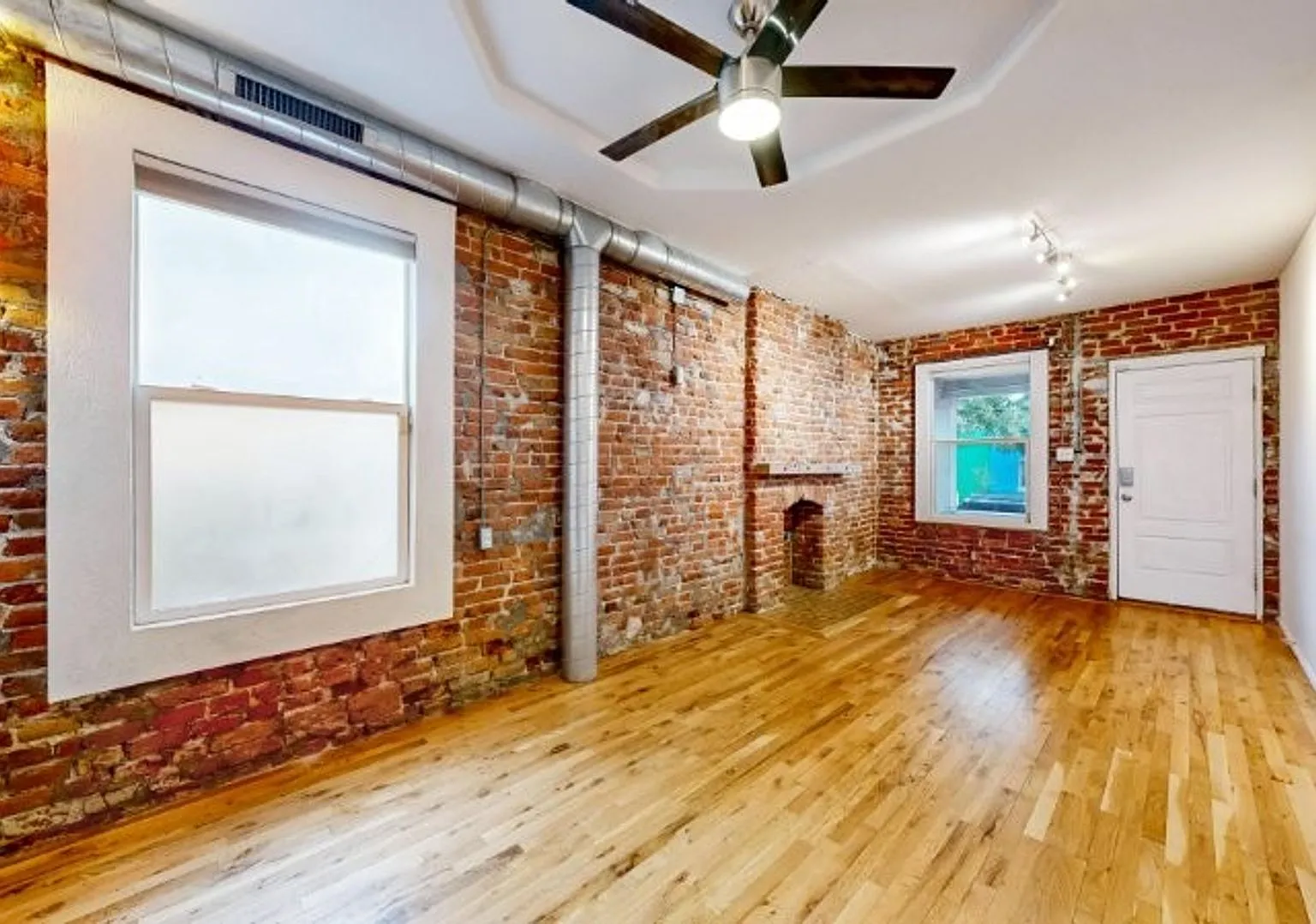 Hip end unit 2 bed/1 bath, 1 parking space, w/d included — Photo 4