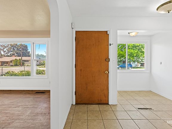 4th image of 2117 Crescent Dr